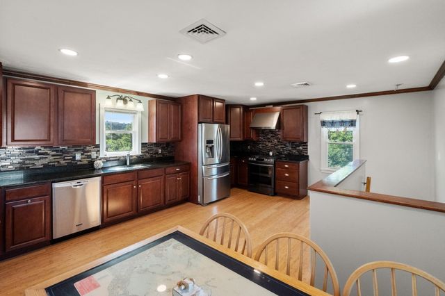 20 Taylor Ave, Plymouth, MA 02360
