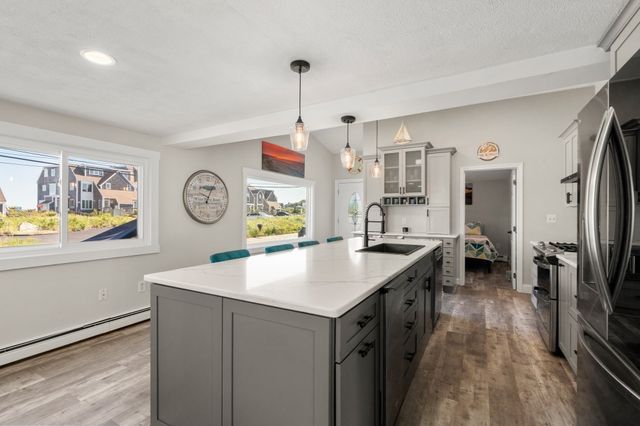 20 Taylor Ave, Plymouth, MA 02360