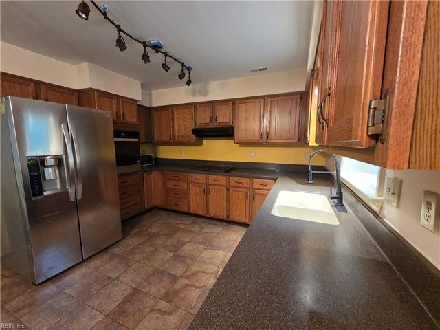 553 Broad Bend CIR, Chesapeake, VA 23320