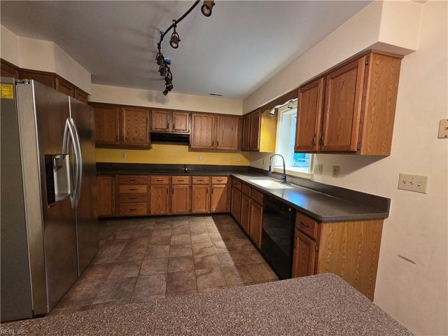 553 Broad Bend CIR, Chesapeake, VA 23320