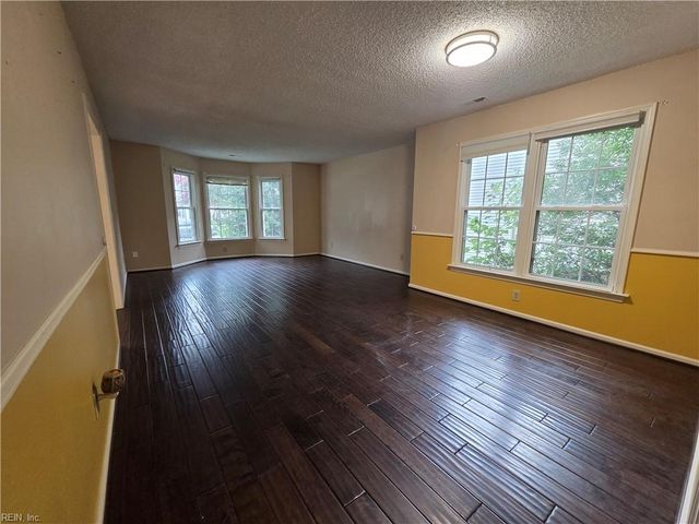 553 Broad Bend CIR, Chesapeake, VA 23320