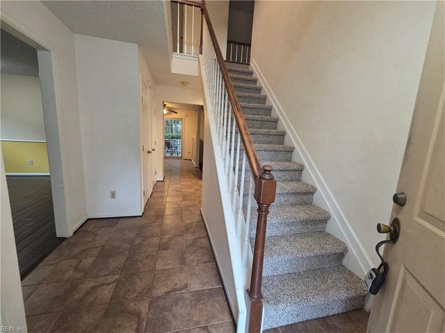 553 Broad Bend CIR, Chesapeake, VA 23320