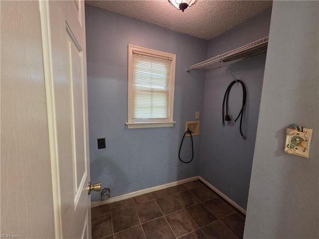 553 Broad Bend CIR, Chesapeake, VA 23320