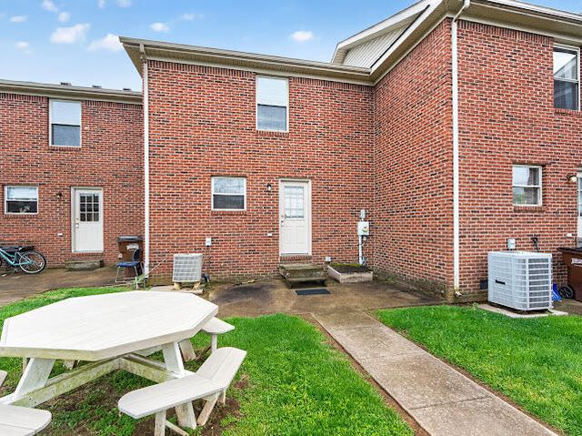 502 Tecumseh Trail C, Versailles, KY 40383