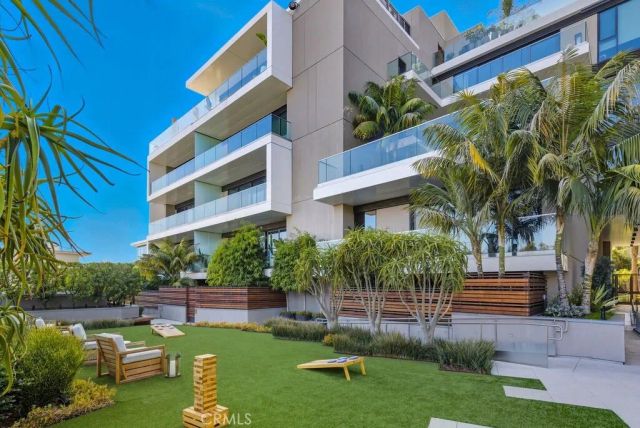 8420 W Sunset Boulevard 108, Los Angeles, CA 90069