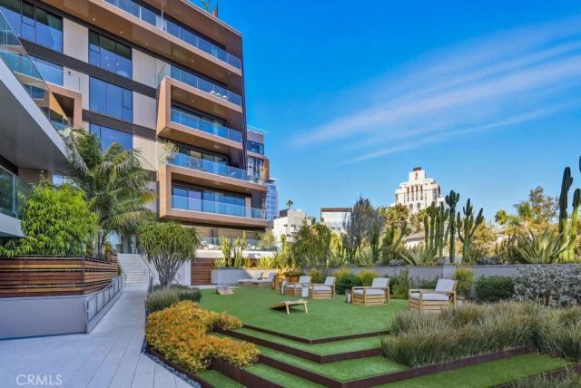 8420 W Sunset Boulevard 108, Los Angeles, CA 90069