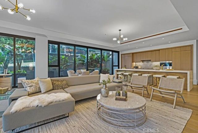 8420 W Sunset Boulevard 108, Los Angeles, CA 90069