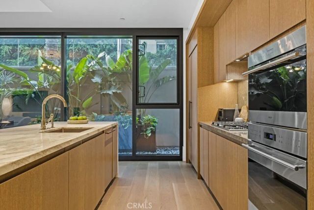 8420 W Sunset Boulevard 108, Los Angeles, CA 90069