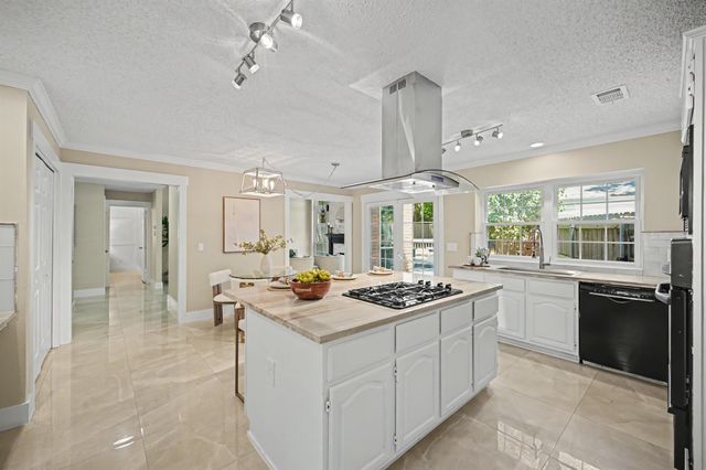 98 Breezy Point Place, The Woodlands, TX 77381