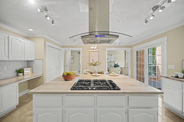 98 Breezy Point Place, The Woodlands, TX 77381