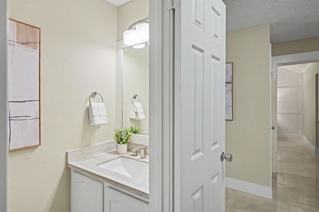 98 Breezy Point Place, The Woodlands, TX 77381