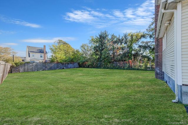 39 Chapman Place, Bay Shore, NY 11706