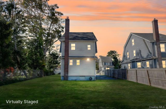 39 Chapman Place, Bay Shore, NY 11706