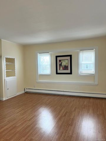 39 Chapman Place, Bay Shore, NY 11706