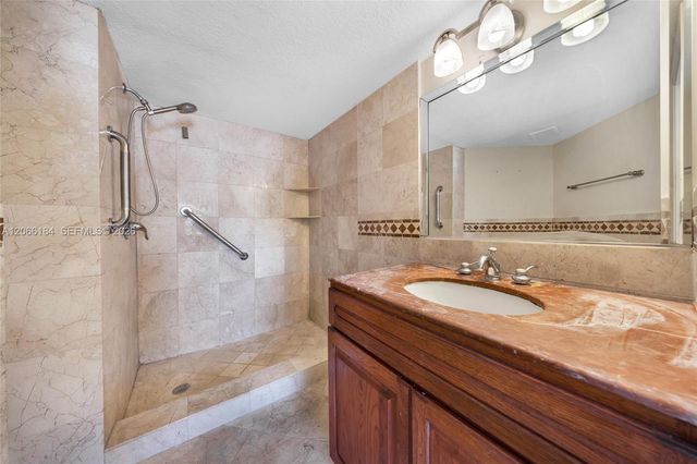 9405 Fontainebleau Boulevard 112, Miami, FL 33172
