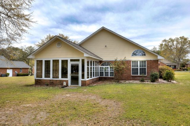 105 Oakview Circle, Manning, SC 29102