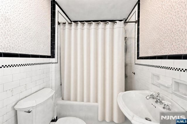 82 Brook Avenue, Passaic, NJ 07055