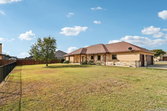 100 Fairway, Floresville, TX 78114
