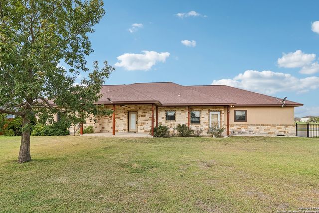 100 Fairway, Floresville, TX 78114