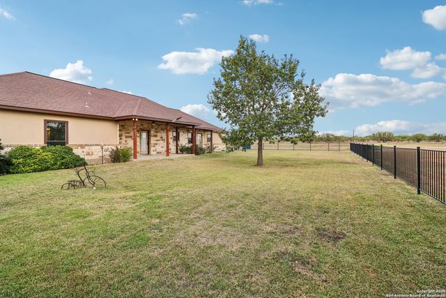 100 Fairway, Floresville, TX 78114