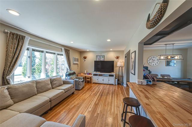 9 Leeds Street, South Huntington, NY 11746