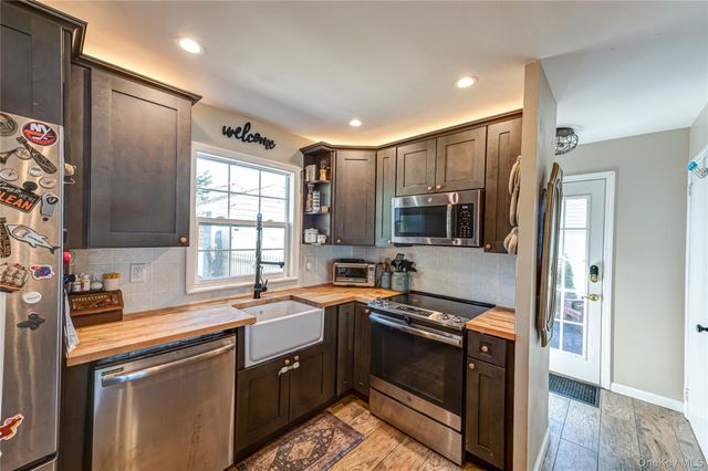 9 Leeds Street, South Huntington, NY 11746