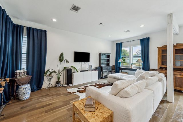 810 E 39th Street, Houston, TX 77022