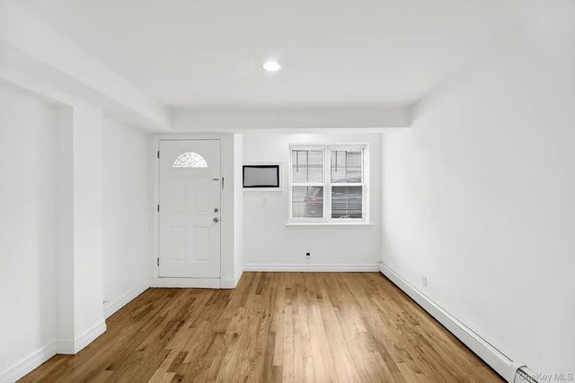 1 Ash place 1M, Great Neck Plaza, NY 11021