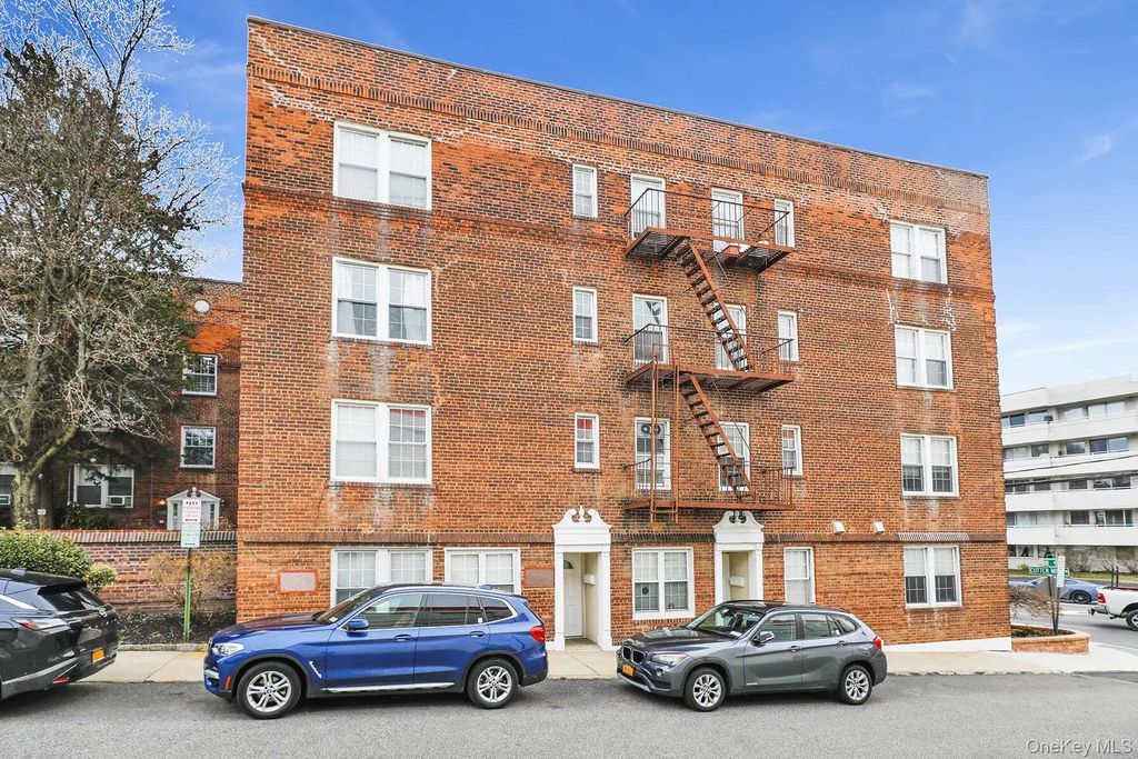 1 Ash place 1M, Great Neck Plaza, NY 11021