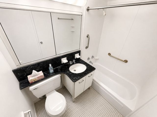 9 Hawthorne Place 12F, Boston, MA 02114