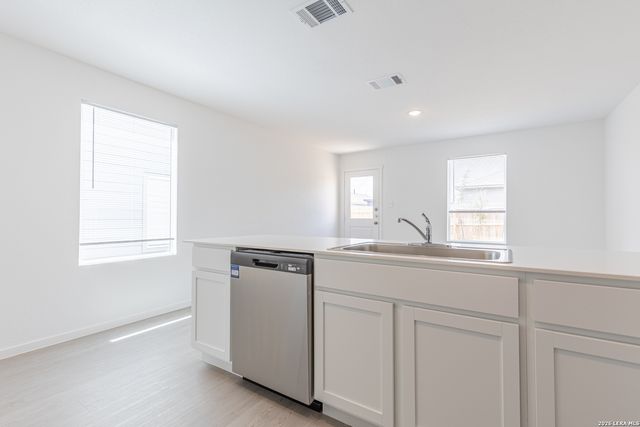 6749 MARBLE RDG, Elmendorf, TX 78112