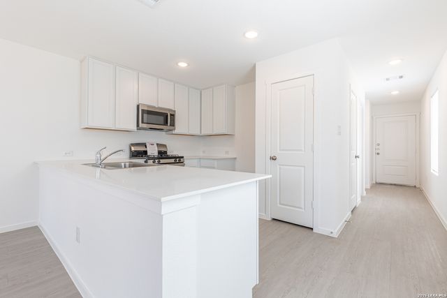 6749 MARBLE RDG, Elmendorf, TX 78112