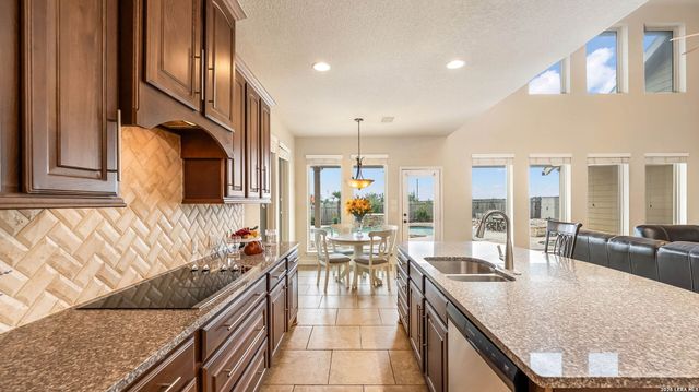 2701 SADDLEHORN DR, Seguin, TX 78155