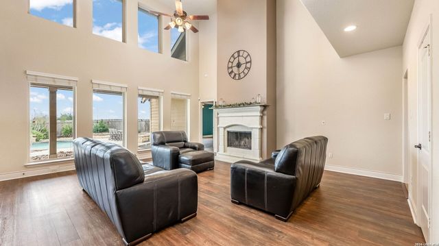 2701 SADDLEHORN DR, Seguin, TX 78155