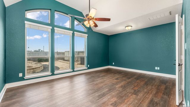 2701 SADDLEHORN DR, Seguin, TX 78155