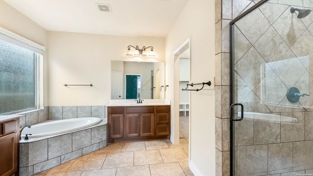 2701 SADDLEHORN DR, Seguin, TX 78155