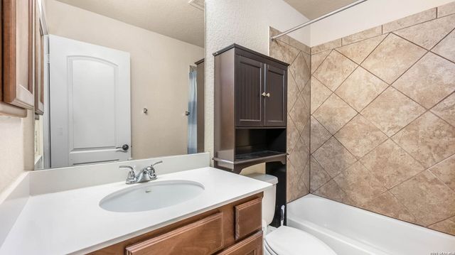 2701 SADDLEHORN DR, Seguin, TX 78155