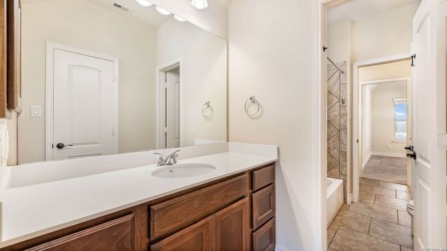 2701 SADDLEHORN DR, Seguin, TX 78155