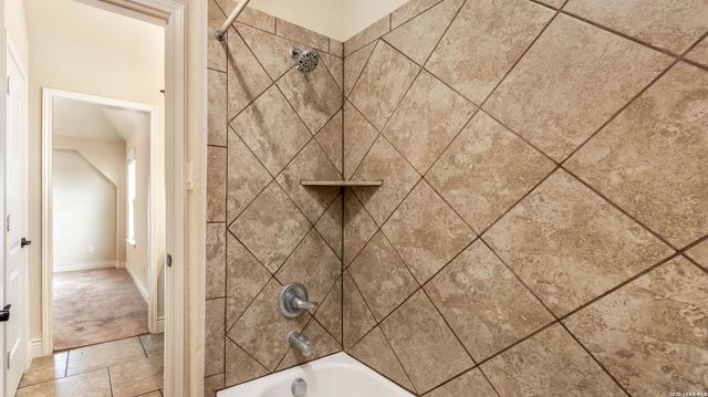 2701 SADDLEHORN DR, Seguin, TX 78155