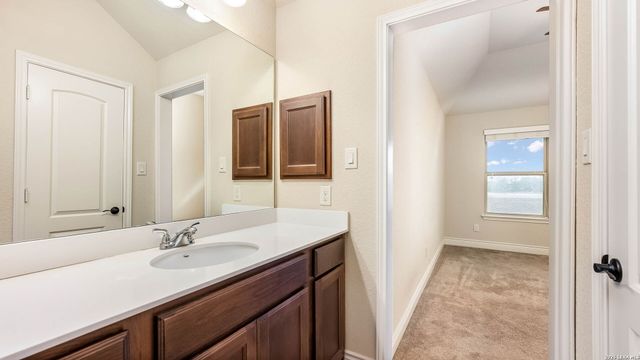 2701 SADDLEHORN DR, Seguin, TX 78155