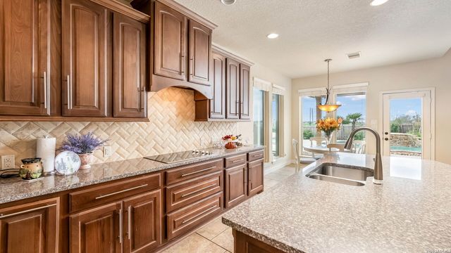 2701 SADDLEHORN DR, Seguin, TX 78155