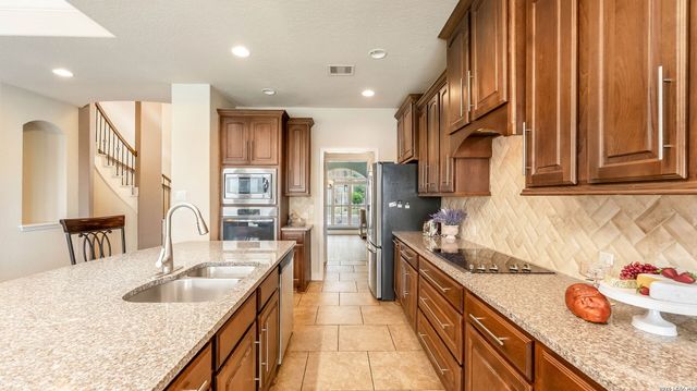 2701 SADDLEHORN DR, Seguin, TX 78155