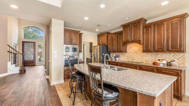 2701 SADDLEHORN DR, Seguin, TX 78155