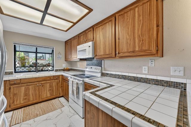 6233 Oak Valley Ln, Citrus Heights, CA 95621