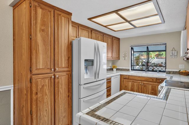 6233 Oak Valley Ln, Citrus Heights, CA 95621