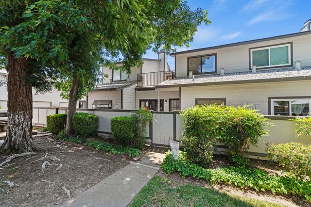 6233 Oak Valley Ln, Citrus Heights, CA 95621