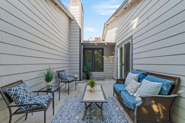 6233 Oak Valley Ln, Citrus Heights, CA 95621