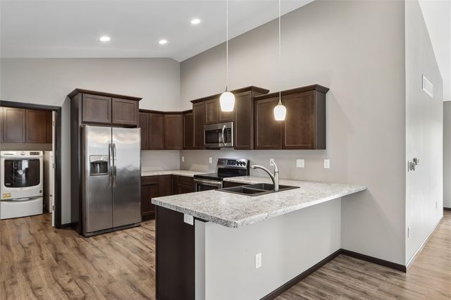 3000 Sunflower Street, Ely, IA 52227