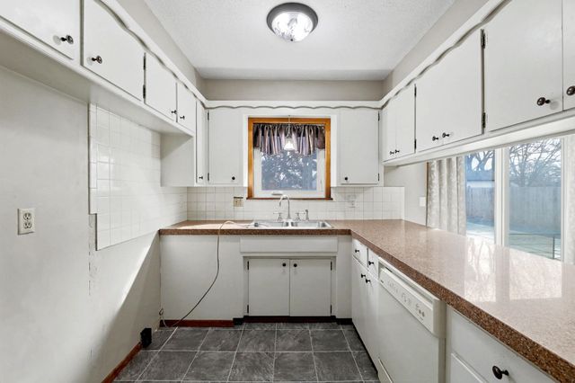 2752 S Bennett Ave, Wichita, KS 67217