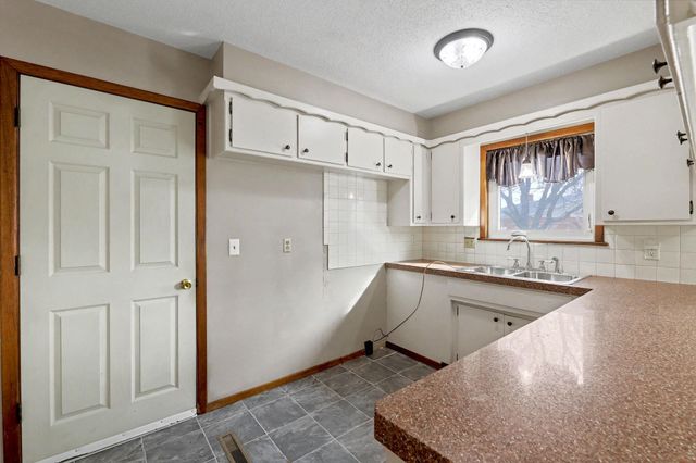 2752 S Bennett Ave, Wichita, KS 67217